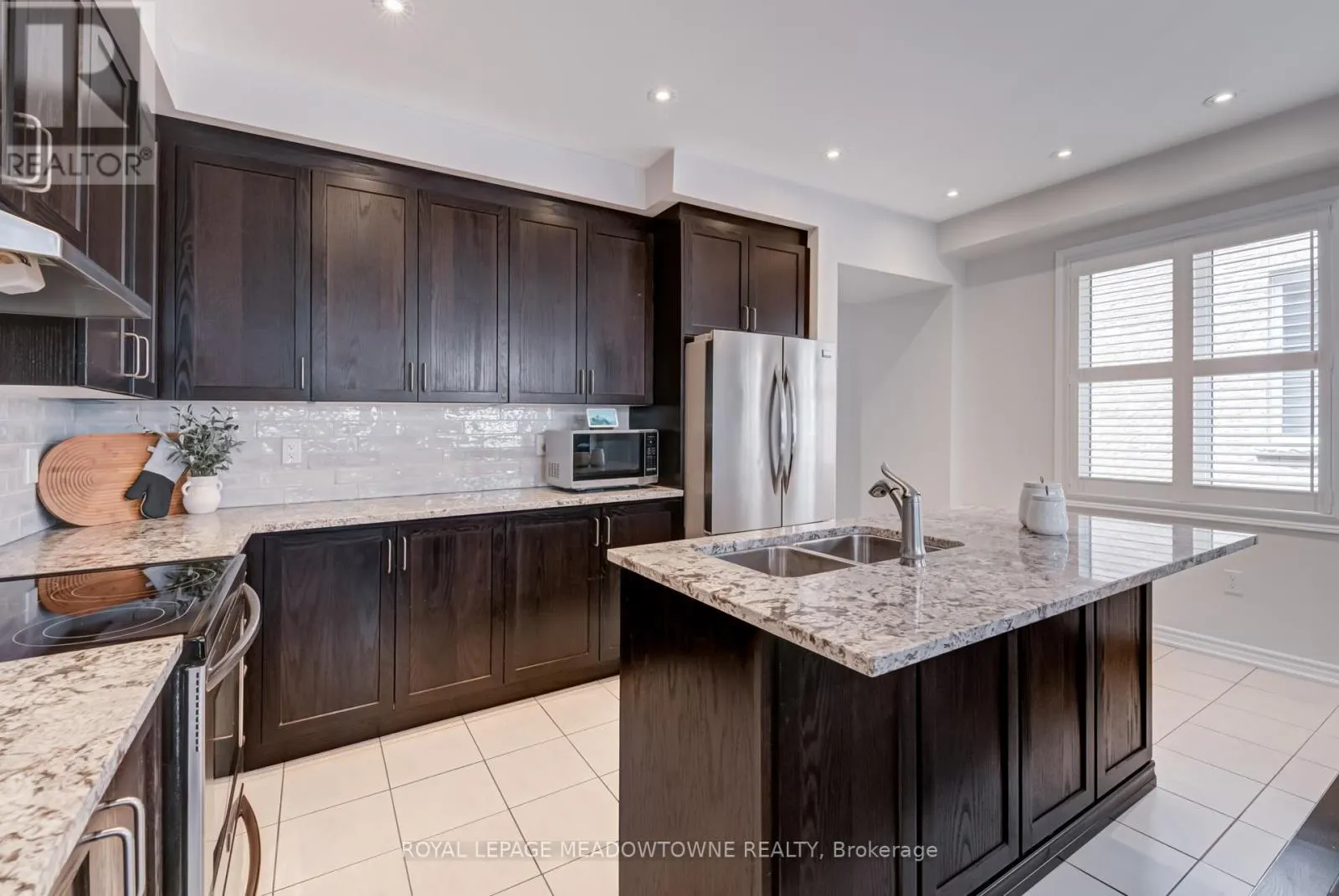 43 RIDGEGATE CRESCENT