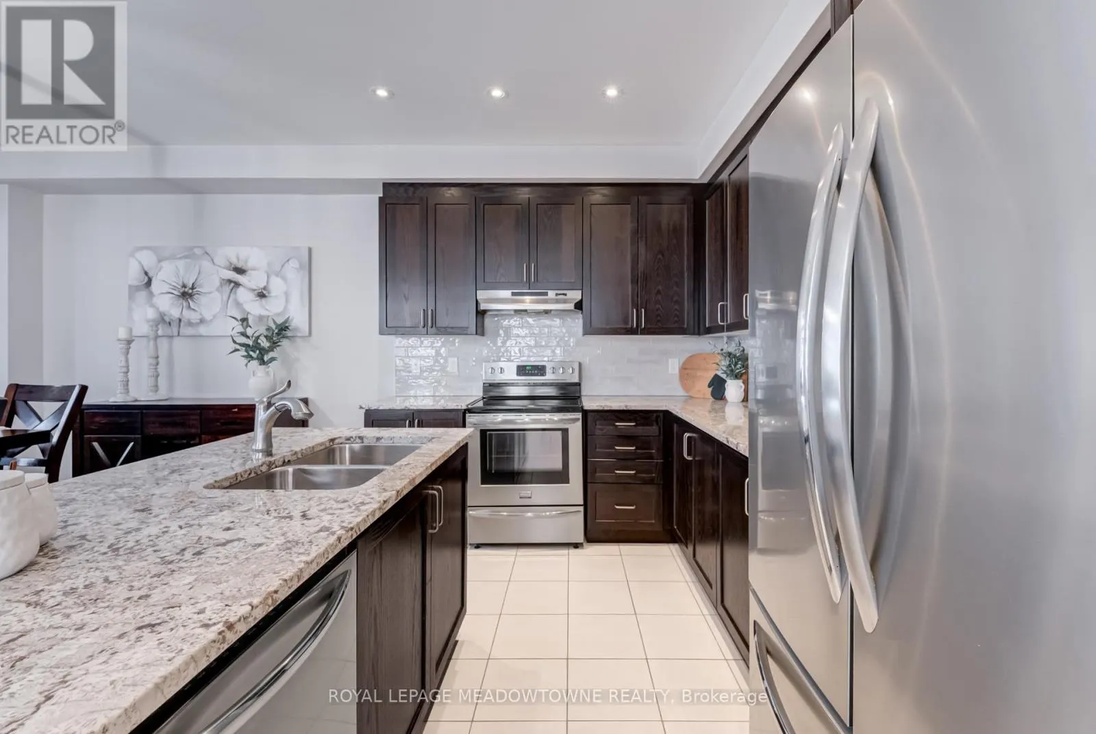 43 RIDGEGATE CRESCENT