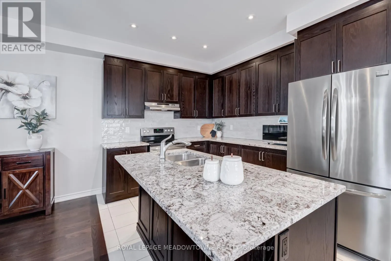 43 RIDGEGATE CRESCENT