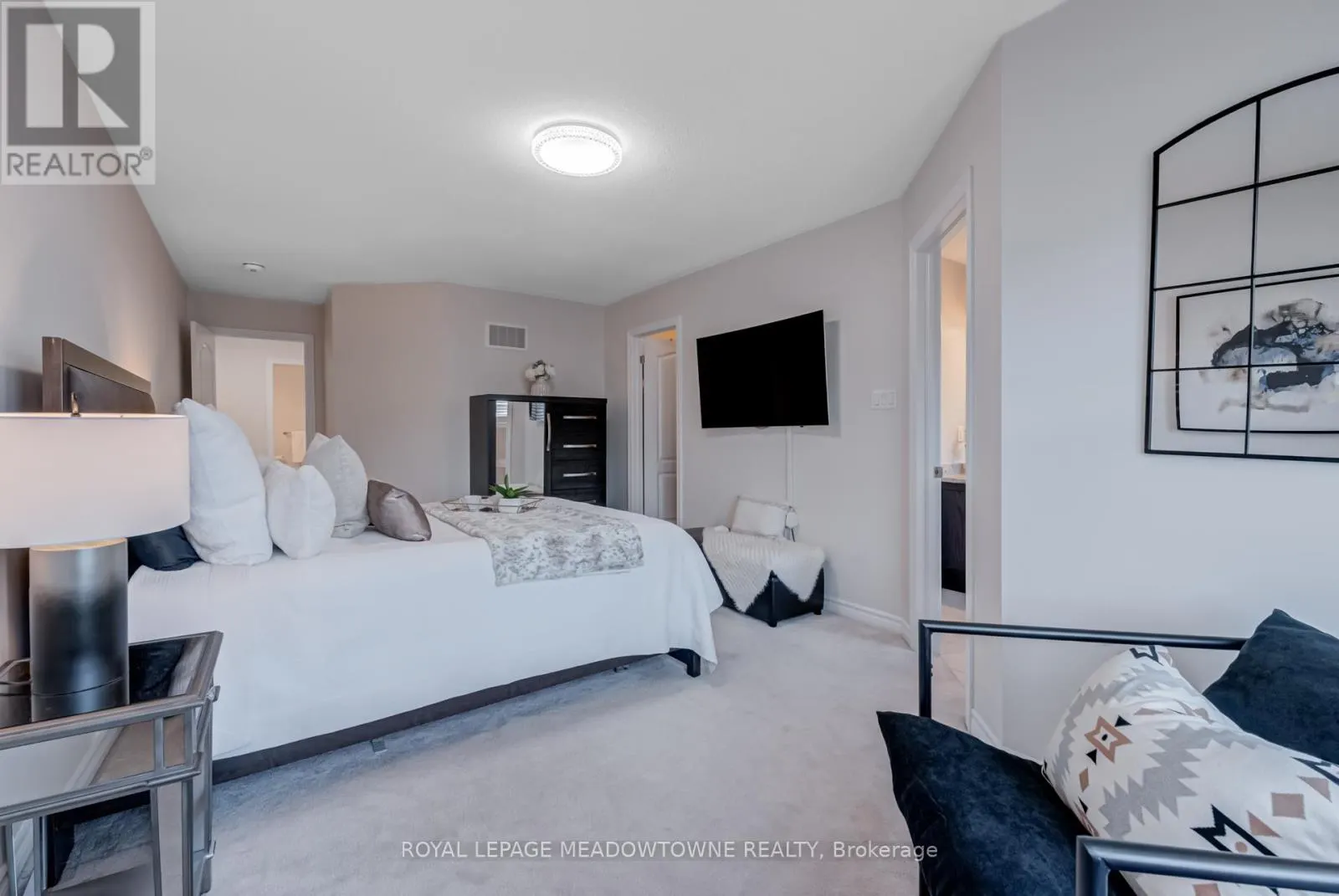 43 RIDGEGATE CRESCENT