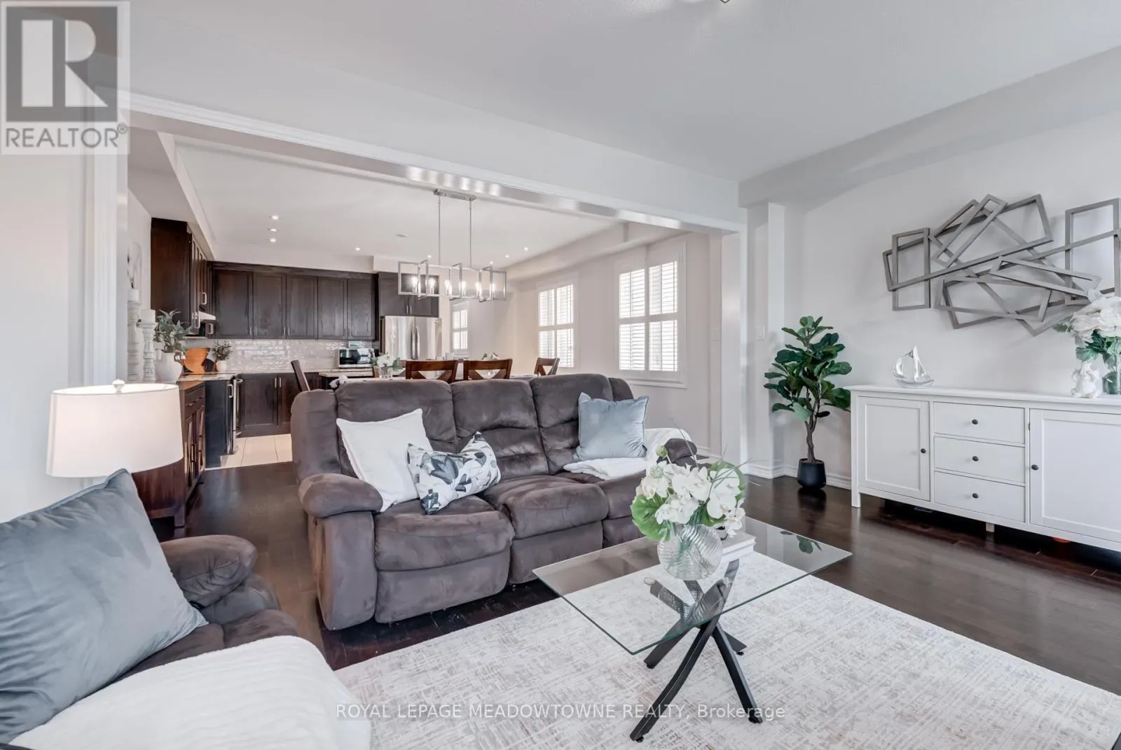43 RIDGEGATE CRESCENT