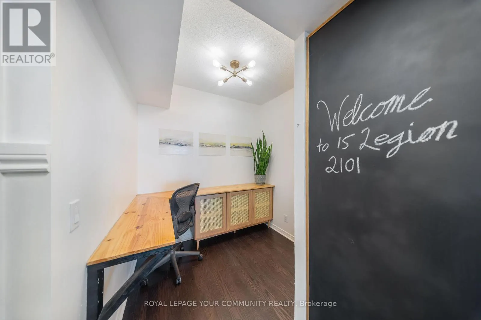 2101 - 15 LEGION ROAD