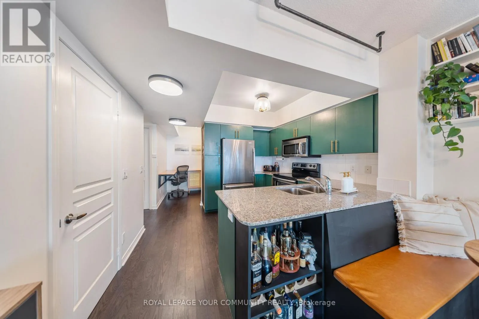 2101 - 15 LEGION ROAD