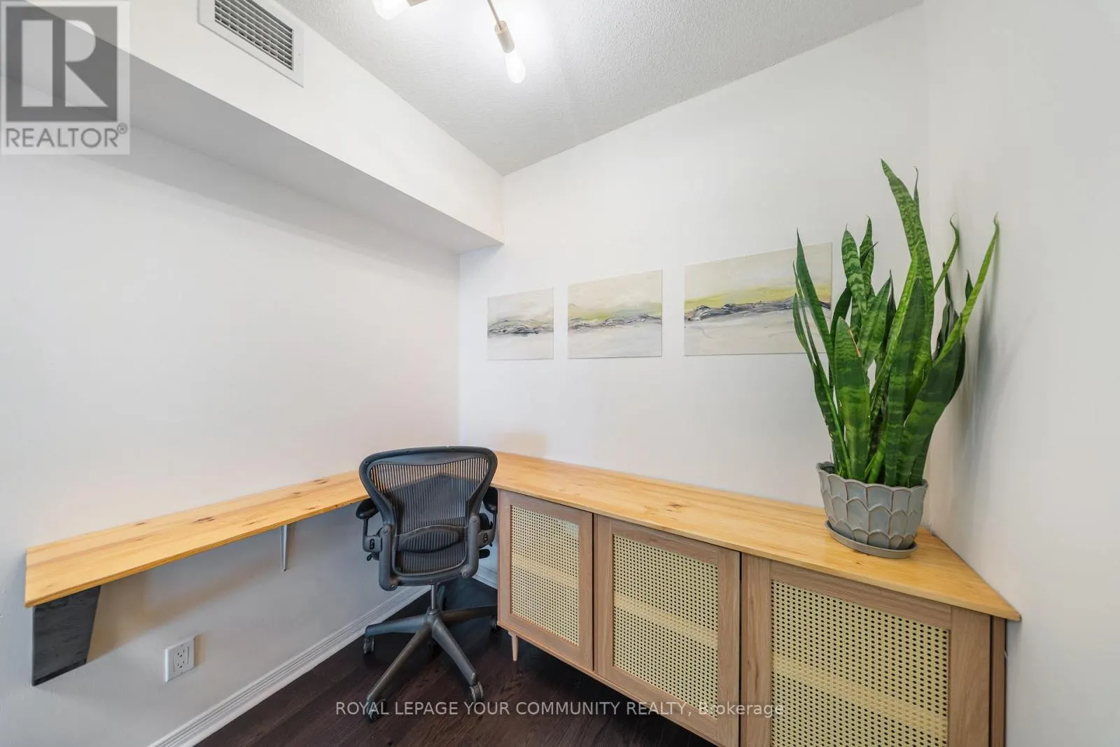2101 - 15 LEGION ROAD