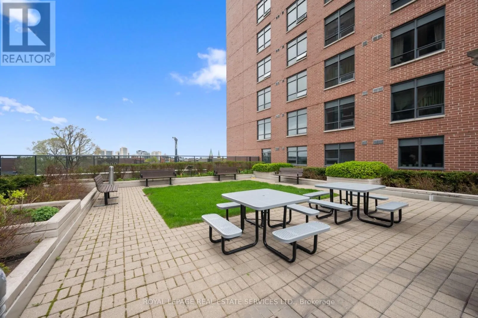 812 - 61 HEINTZMAN STREET