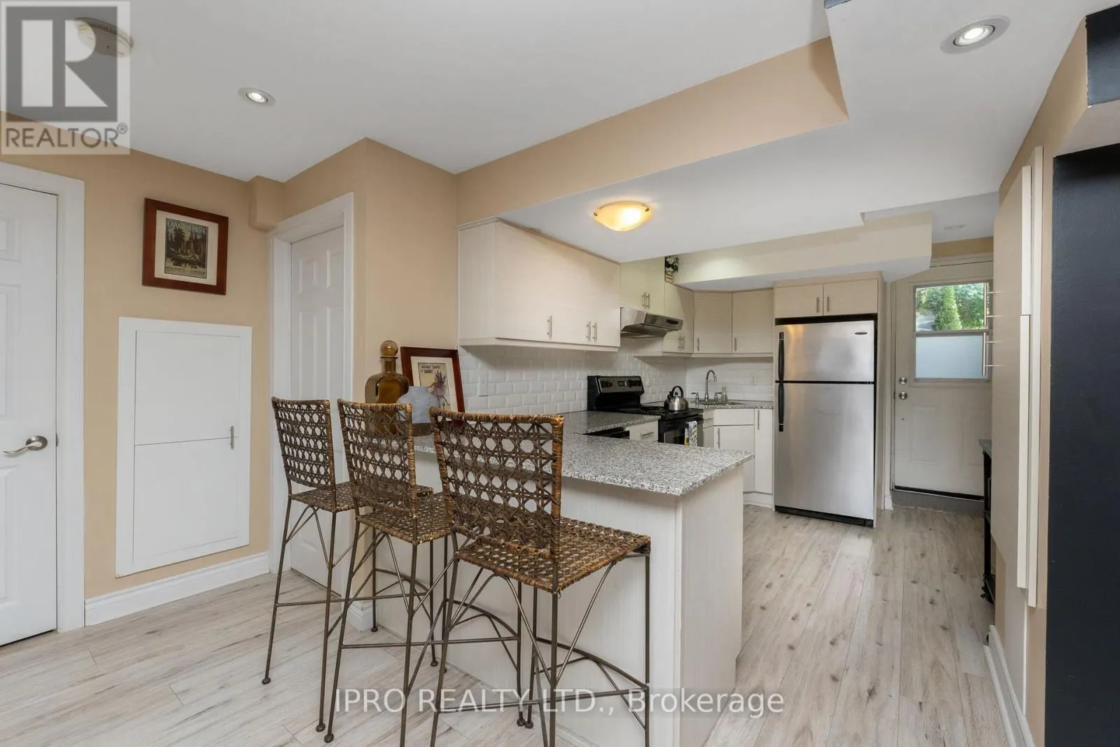 256 LANDSBOROUGH AVENUE