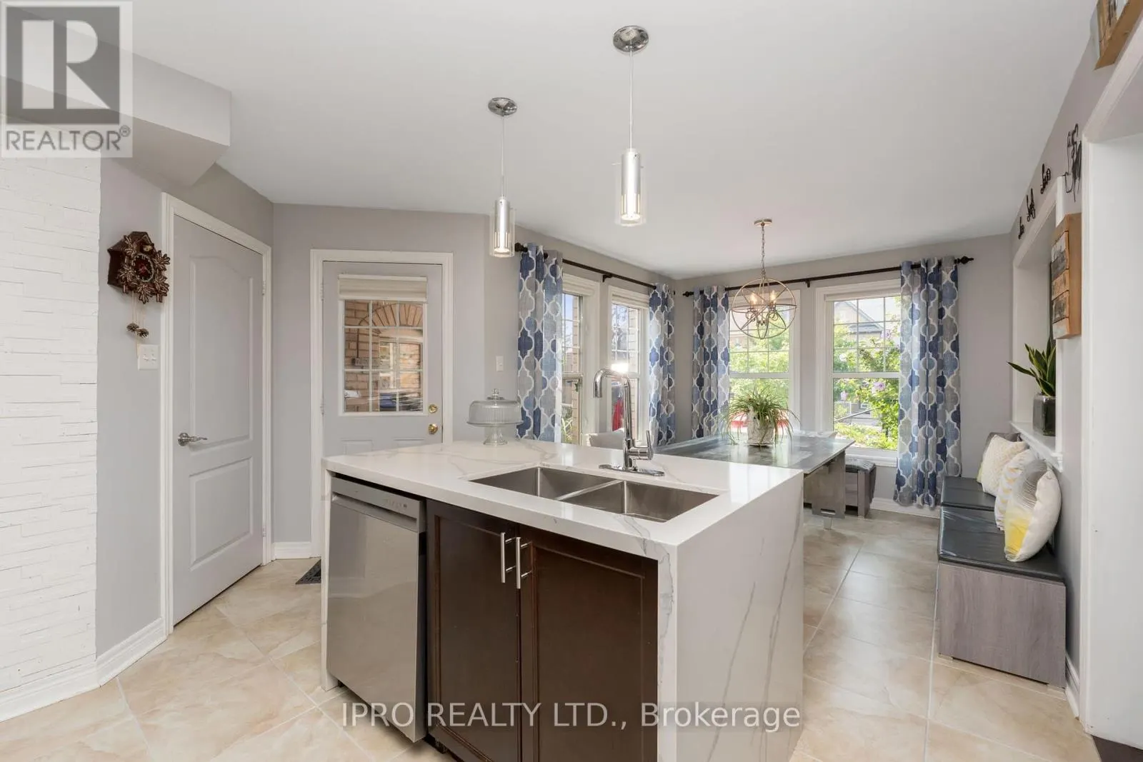 256 LANDSBOROUGH AVENUE