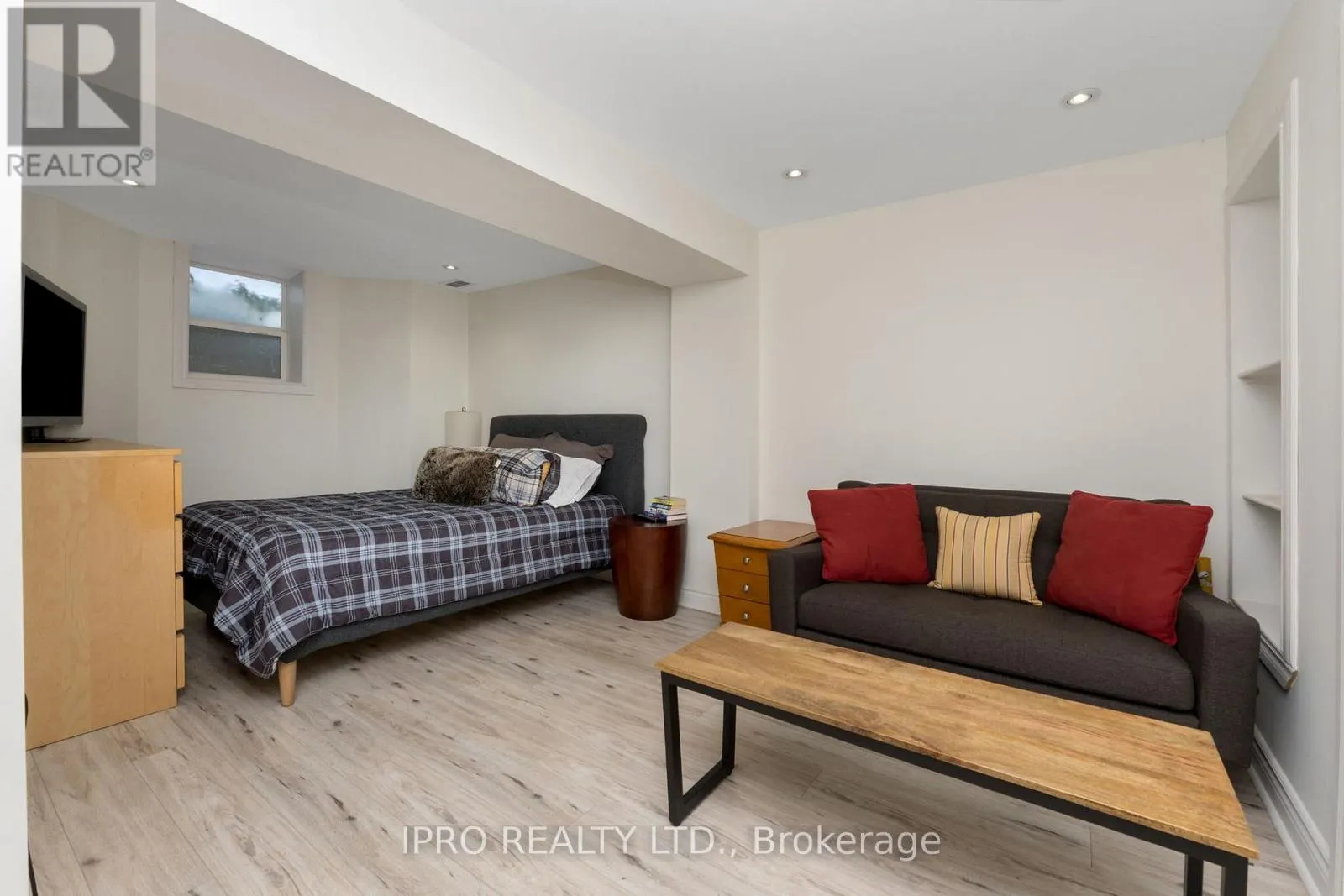 256 LANDSBOROUGH AVENUE