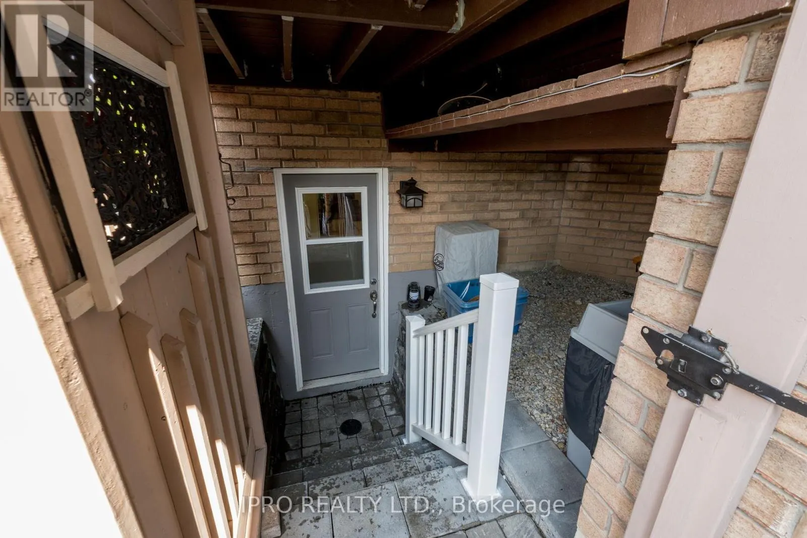 256 LANDSBOROUGH AVENUE