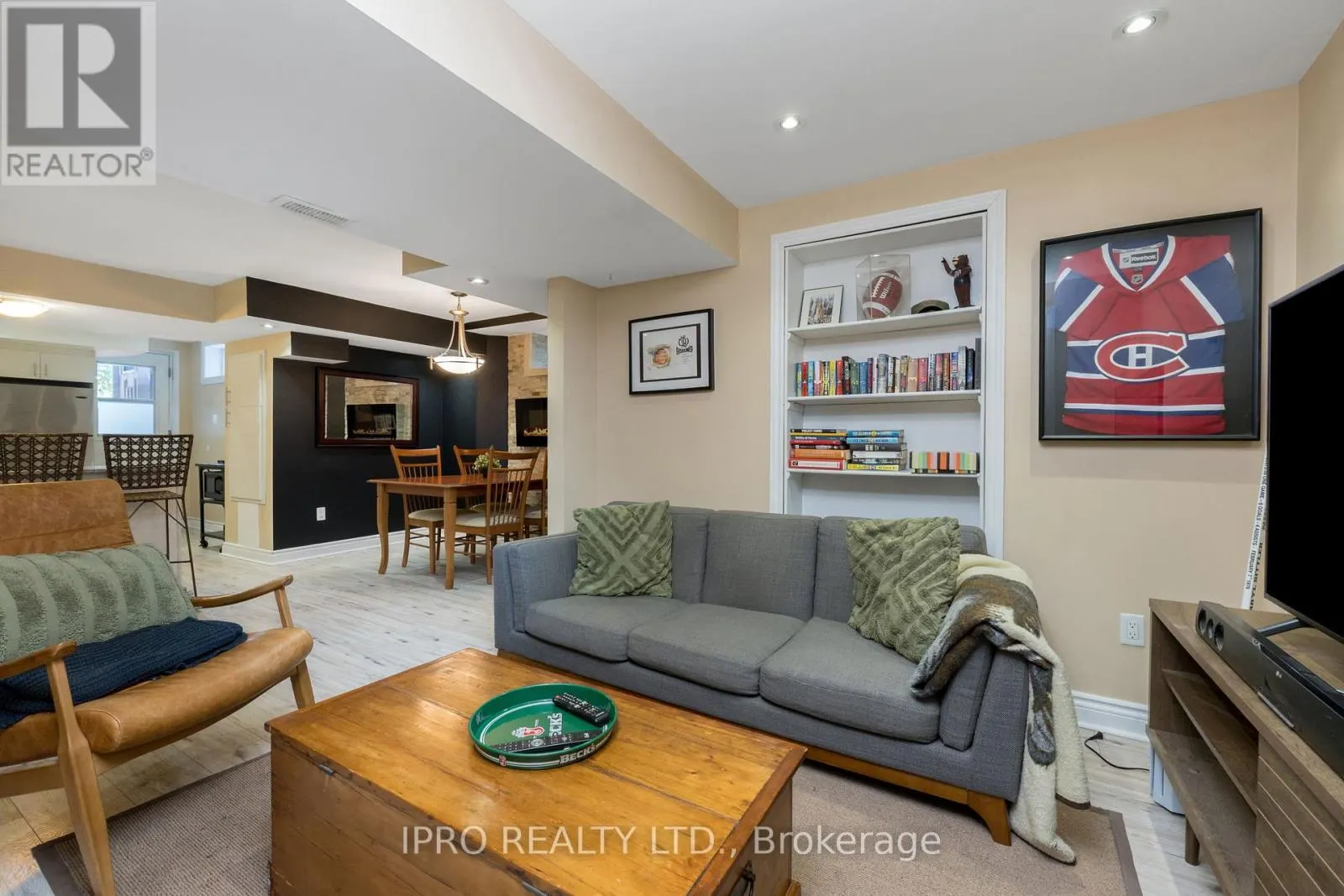 256 LANDSBOROUGH AVENUE