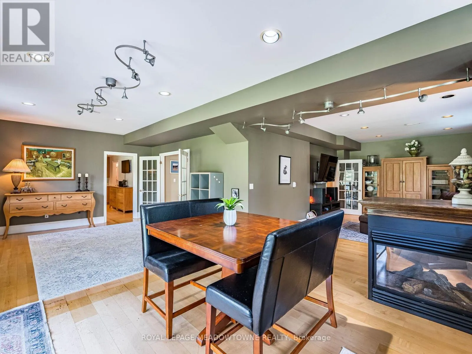 8 DEER RUN CRESCENT