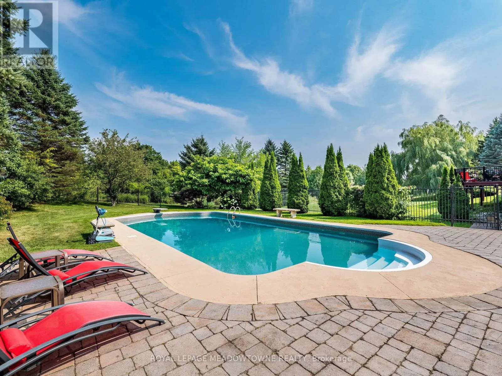 8 DEER RUN CRESCENT