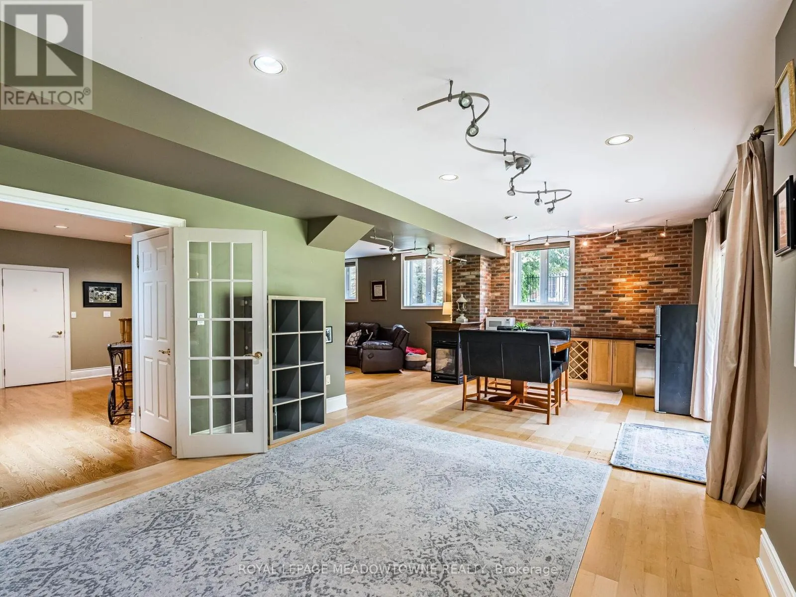 8 DEER RUN CRESCENT