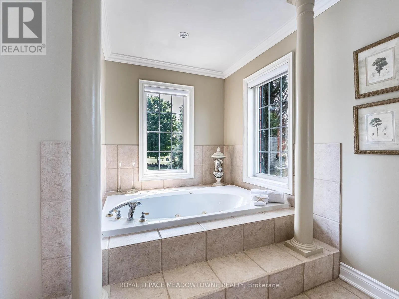 8 DEER RUN CRESCENT