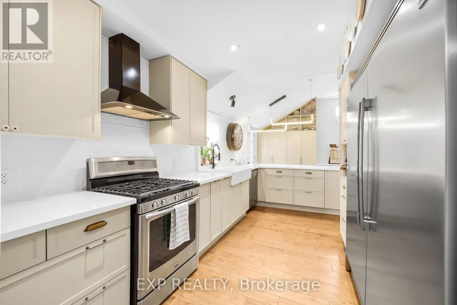 20 ELGIN STREET S
