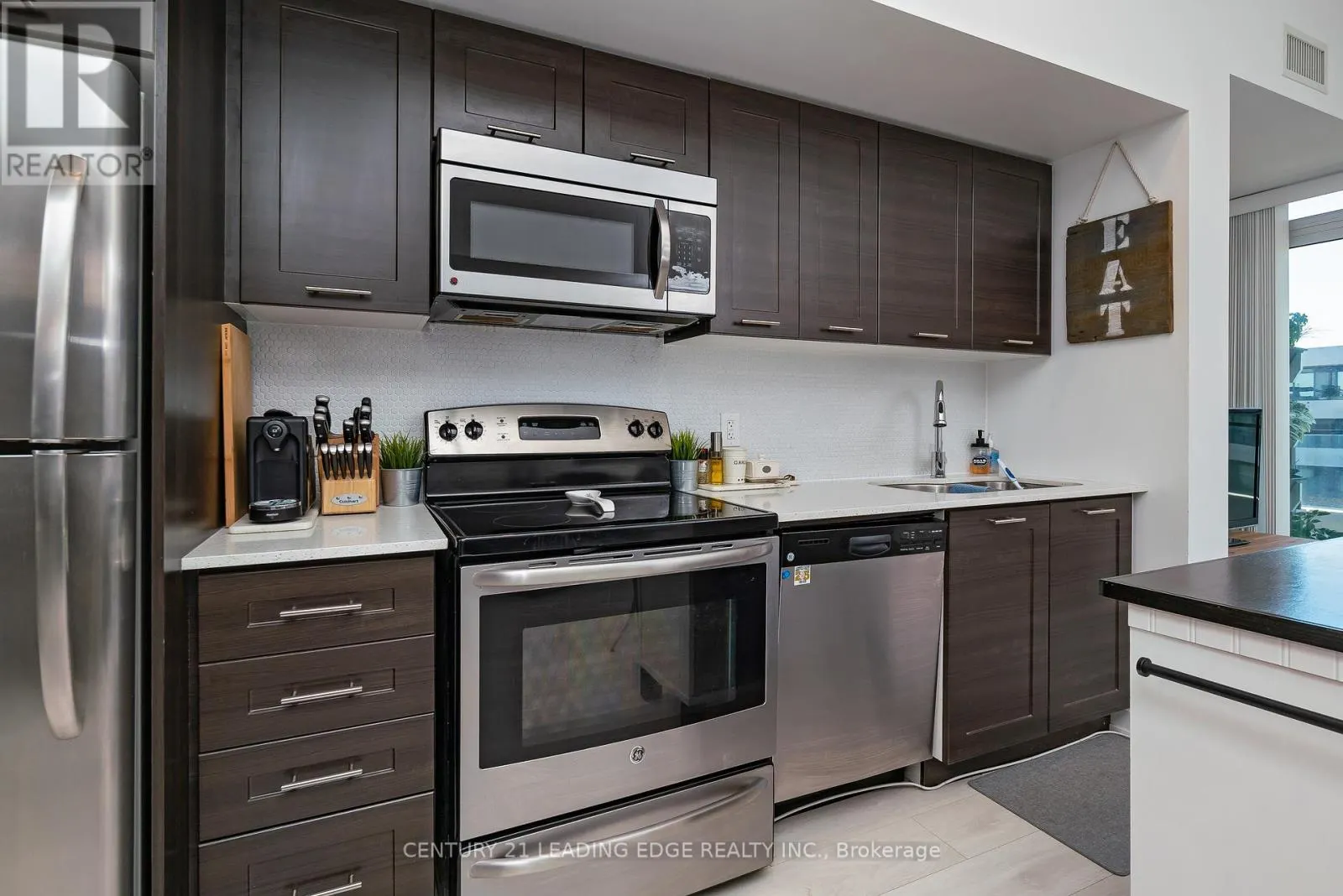 811 - 2212 LAKE SHORE BOULEVARD W