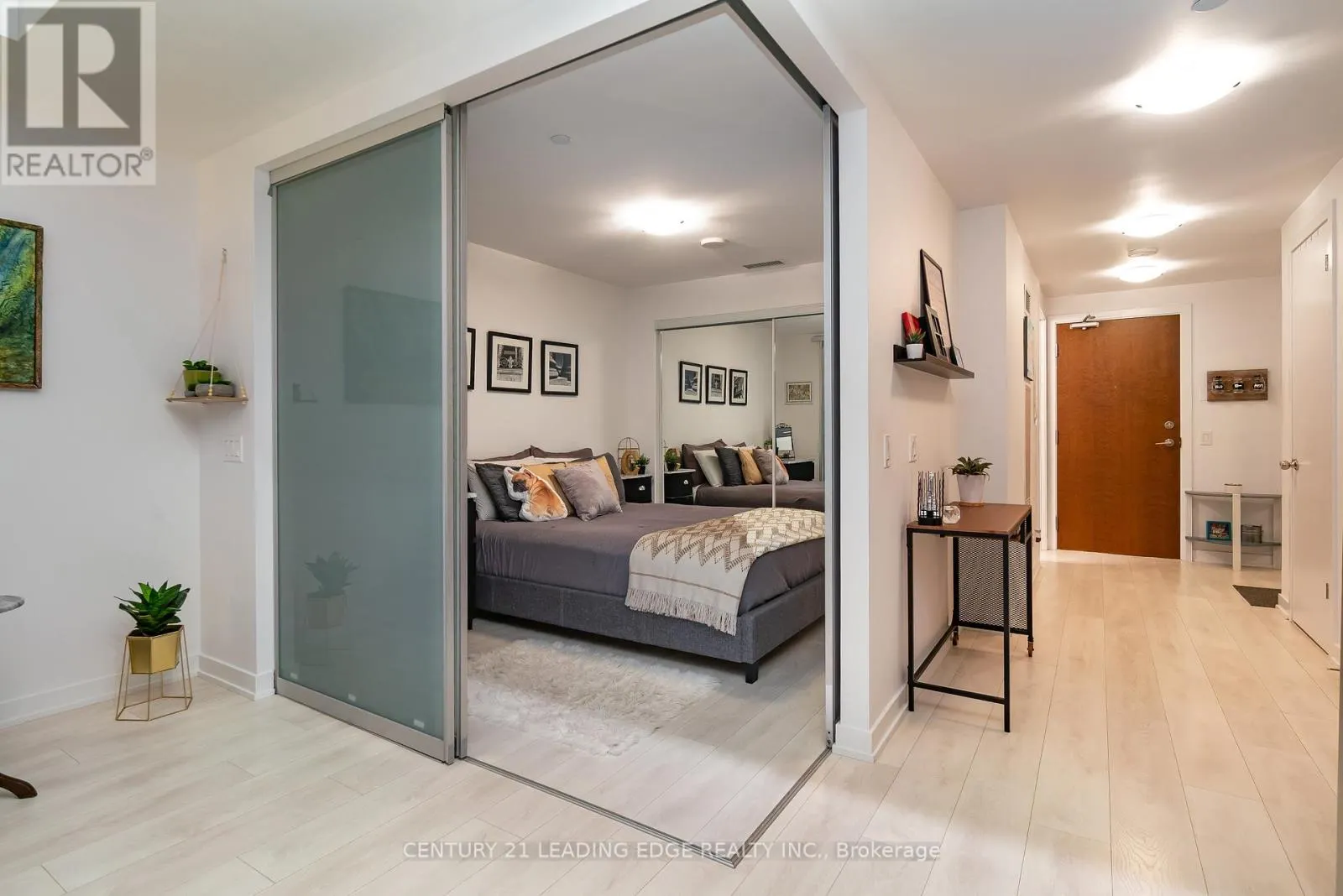 811 - 2212 LAKE SHORE BOULEVARD W
