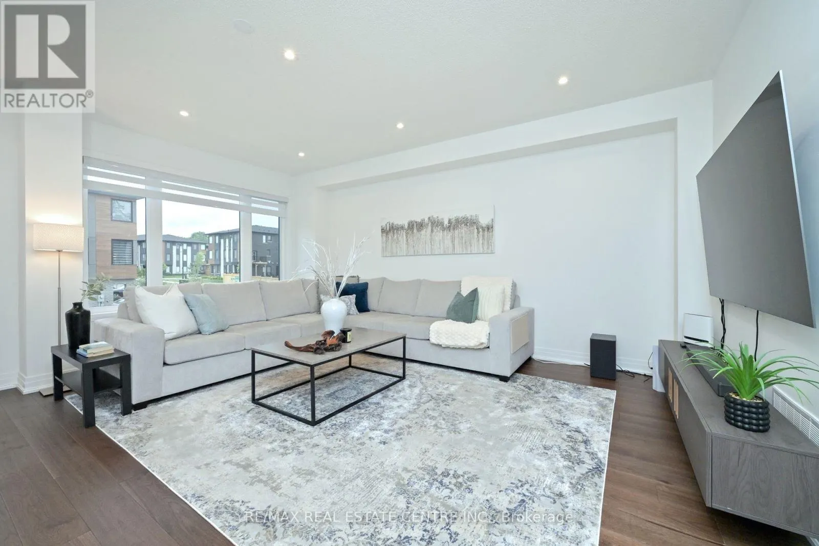 24 HUMBERSTONE DRIVE E