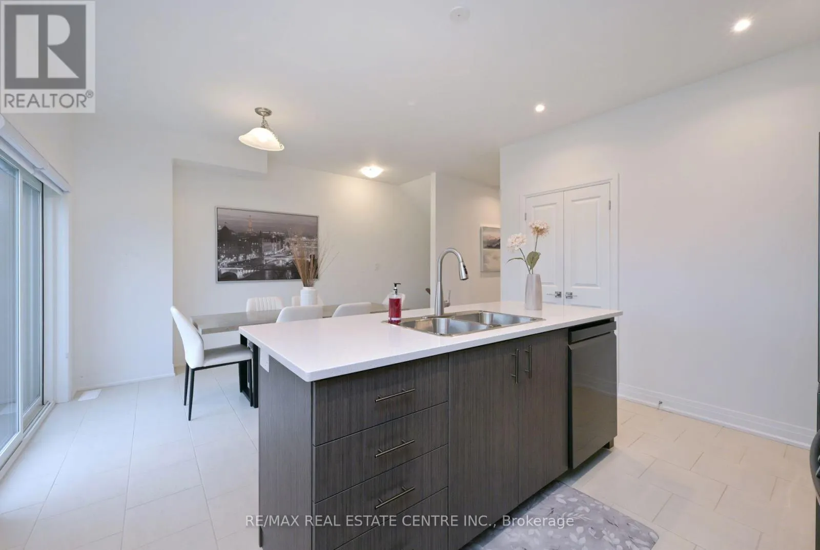 24 HUMBERSTONE DRIVE E