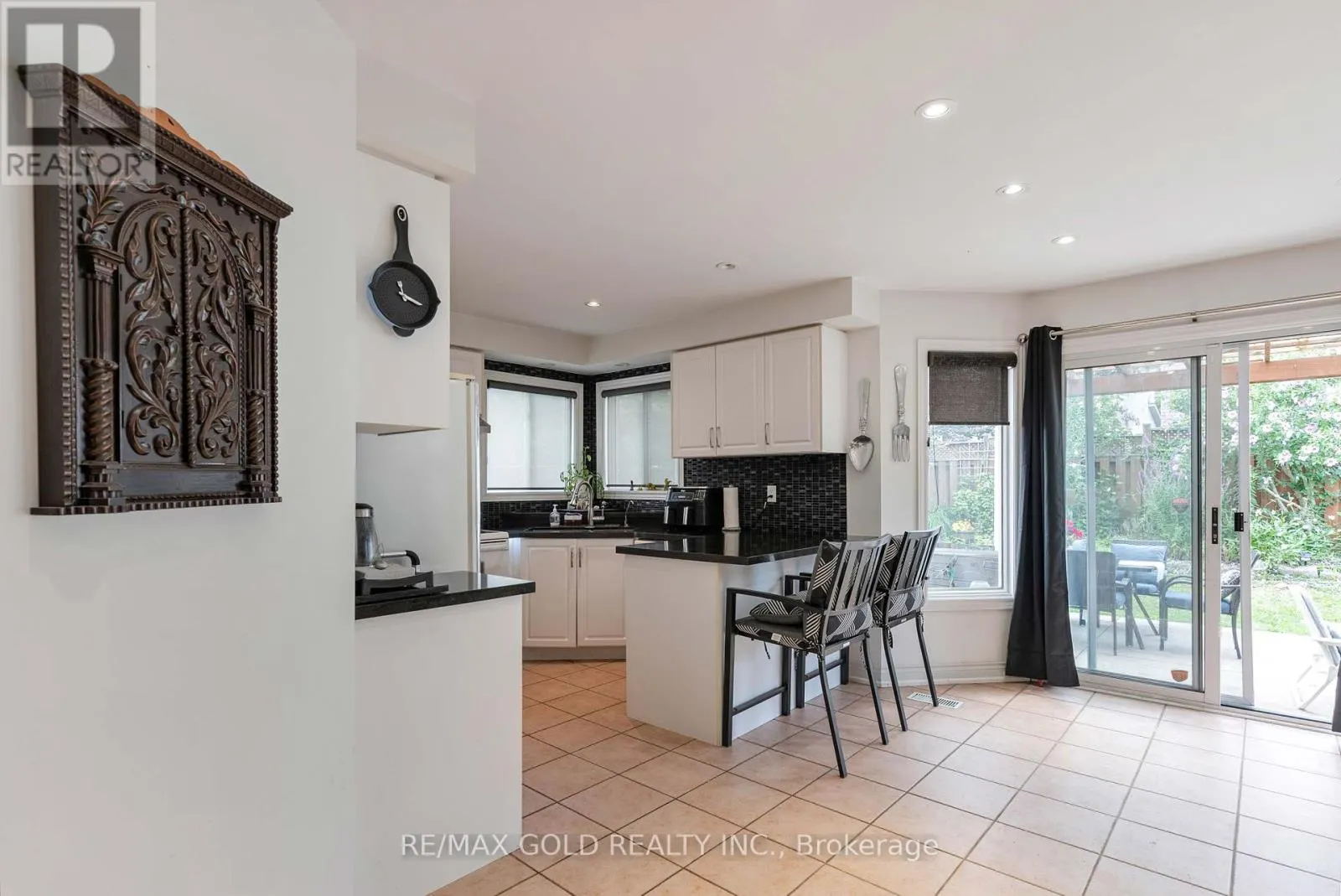 14 COUNTRY STROLL CRESCENT