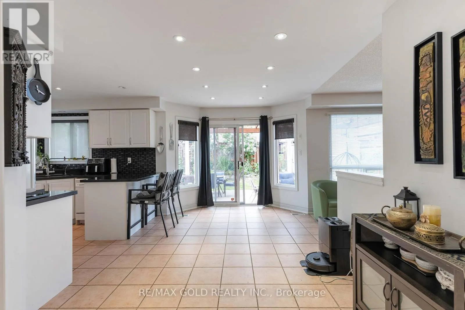 14 COUNTRY STROLL CRESCENT