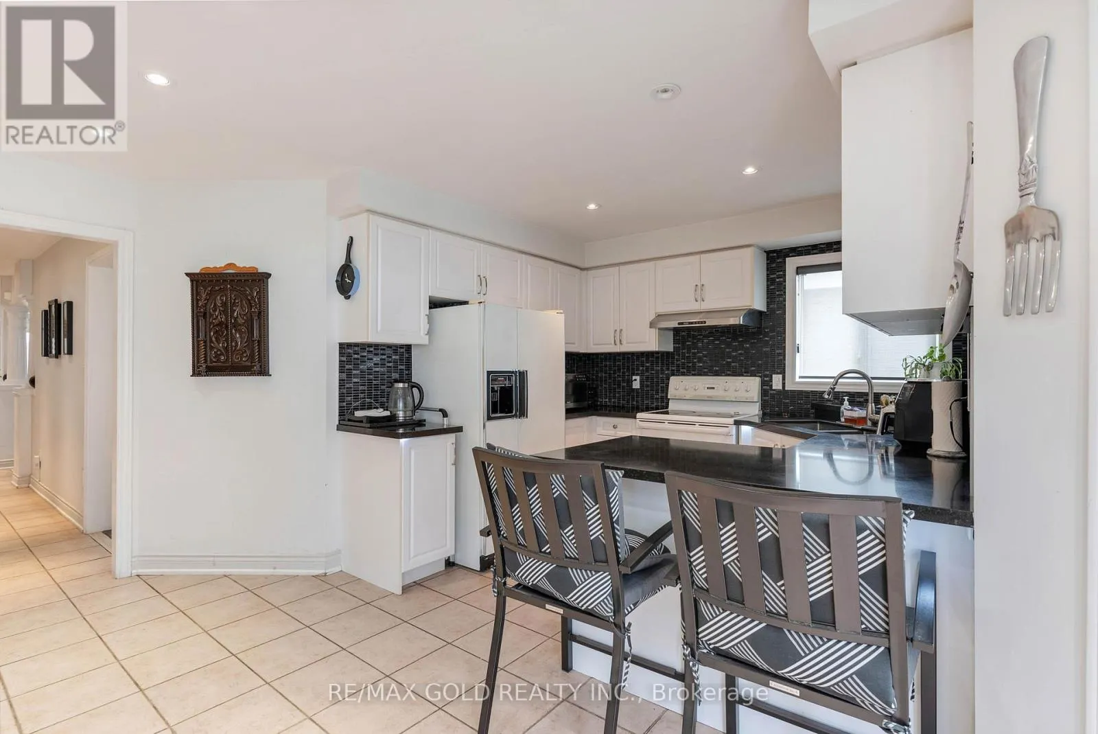 14 COUNTRY STROLL CRESCENT