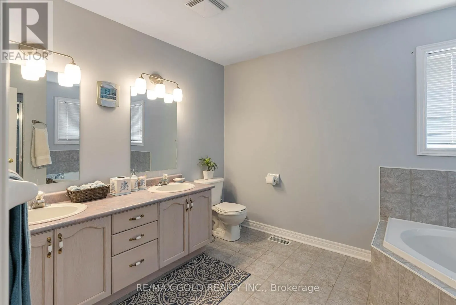 14 COUNTRY STROLL CRESCENT