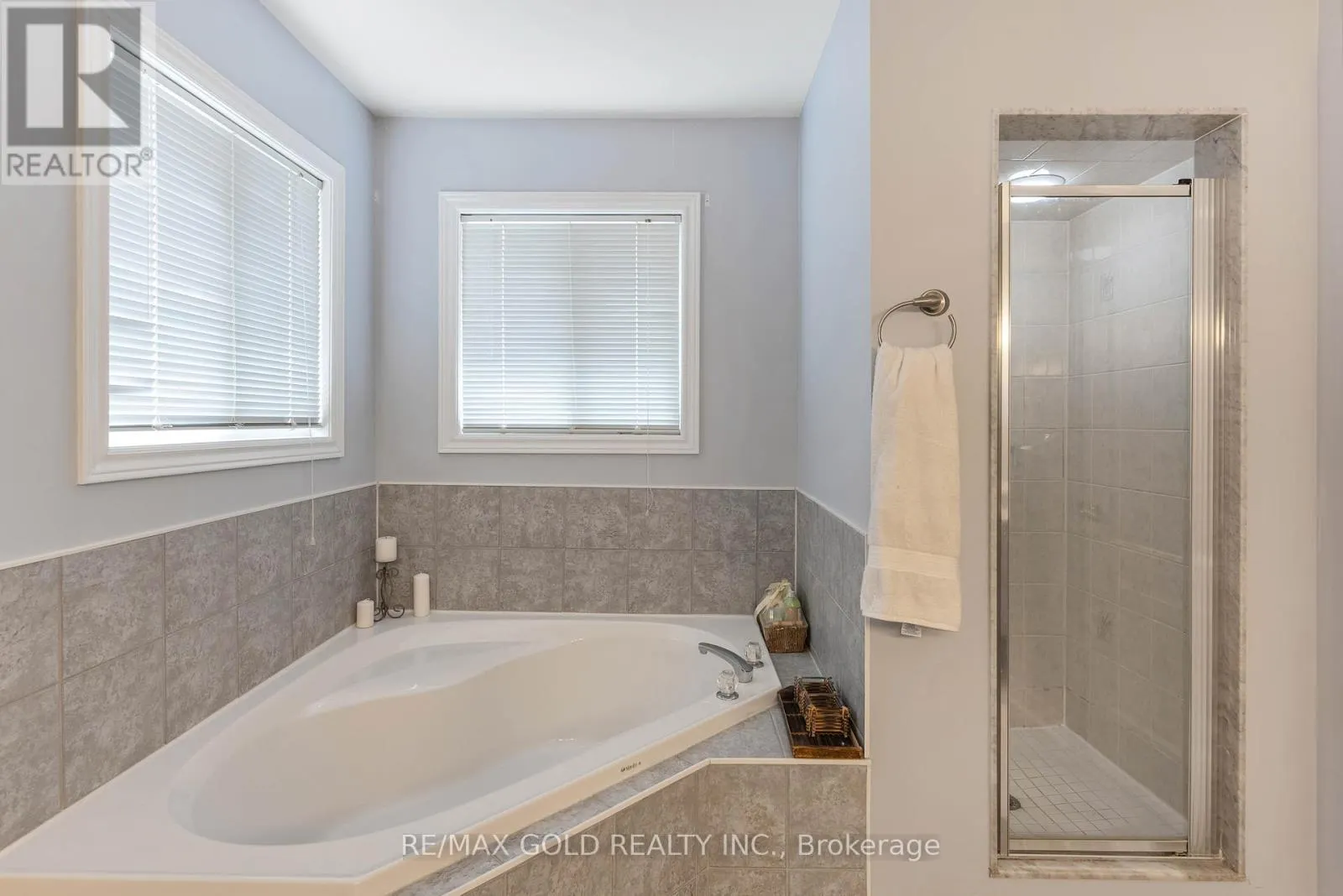 14 COUNTRY STROLL CRESCENT