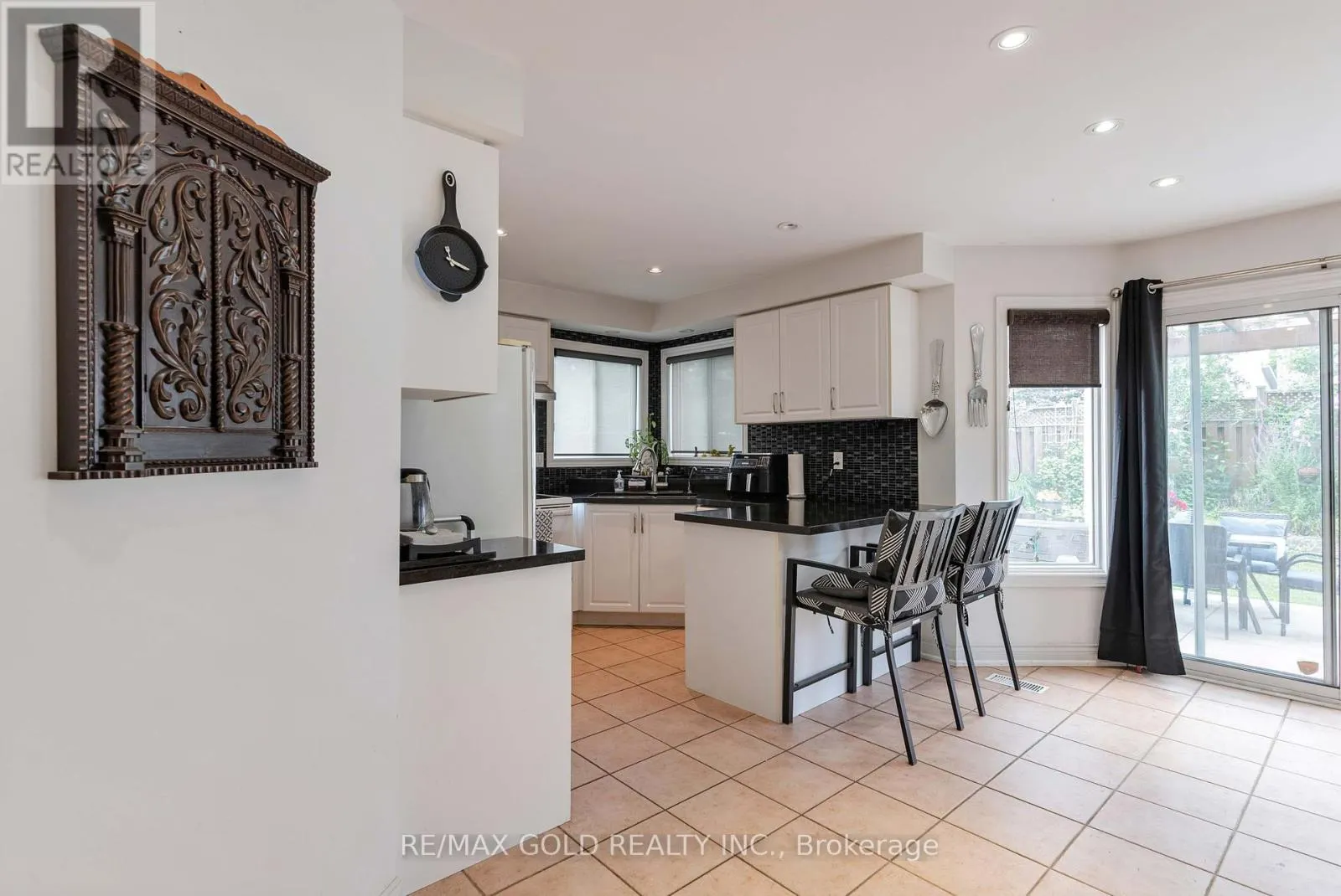 14 COUNTRY STROLL CRESCENT
