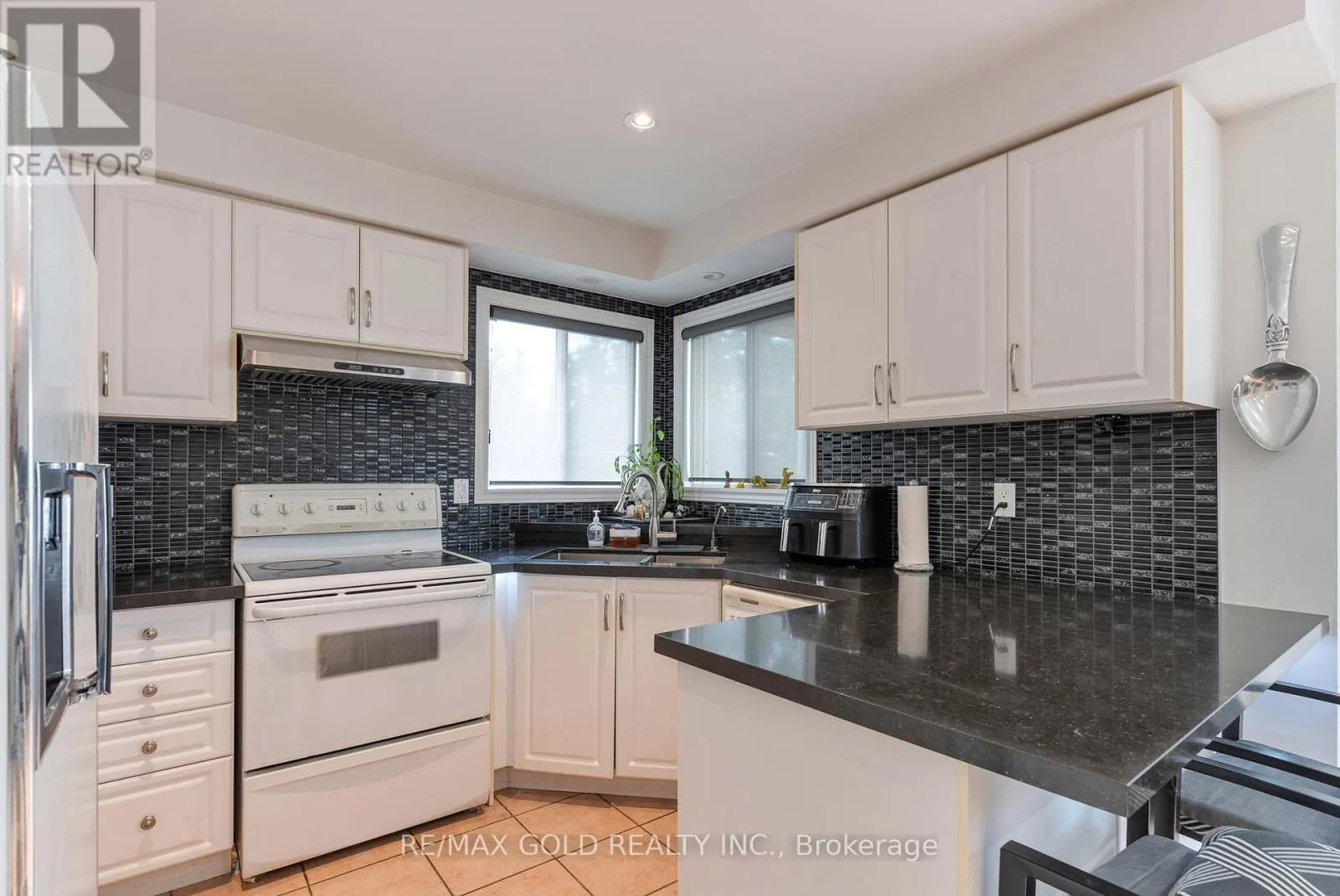14 COUNTRY STROLL CRESCENT