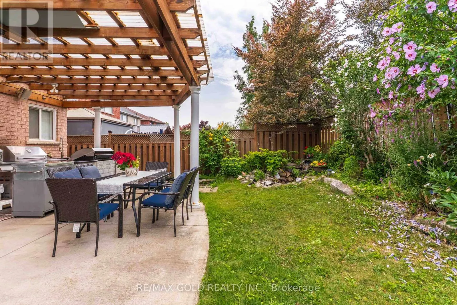 14 COUNTRY STROLL CRESCENT