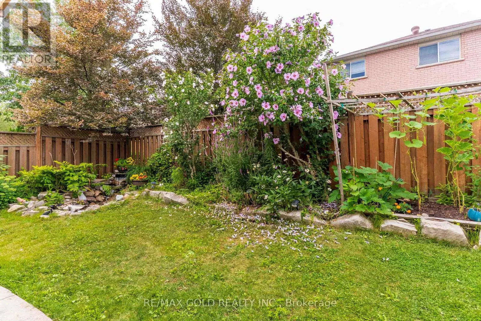 14 COUNTRY STROLL CRESCENT