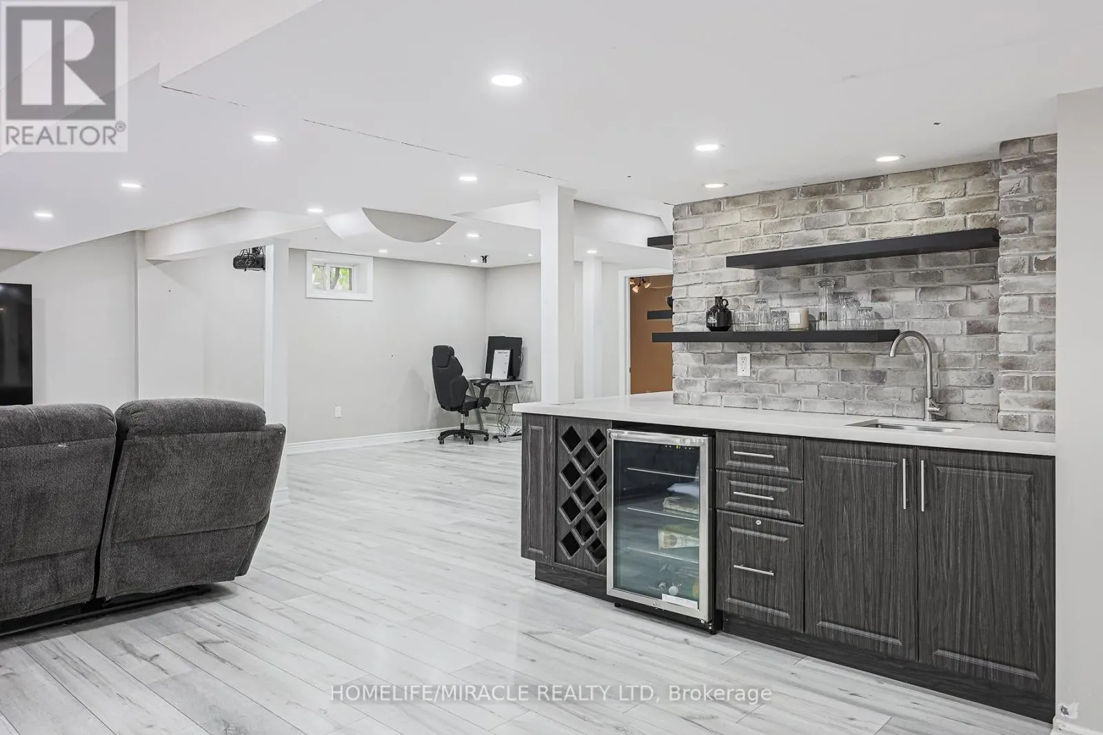 1204 FOX CRESCENT