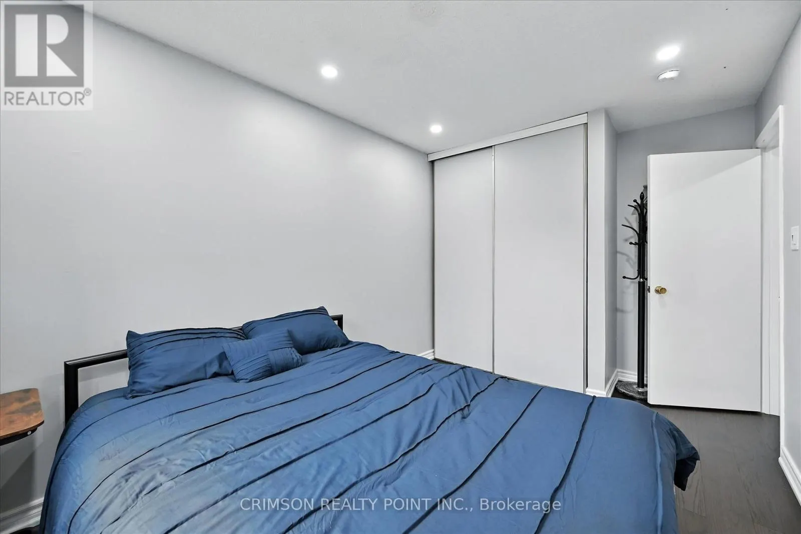 37 - 235 BRONTE STREET S