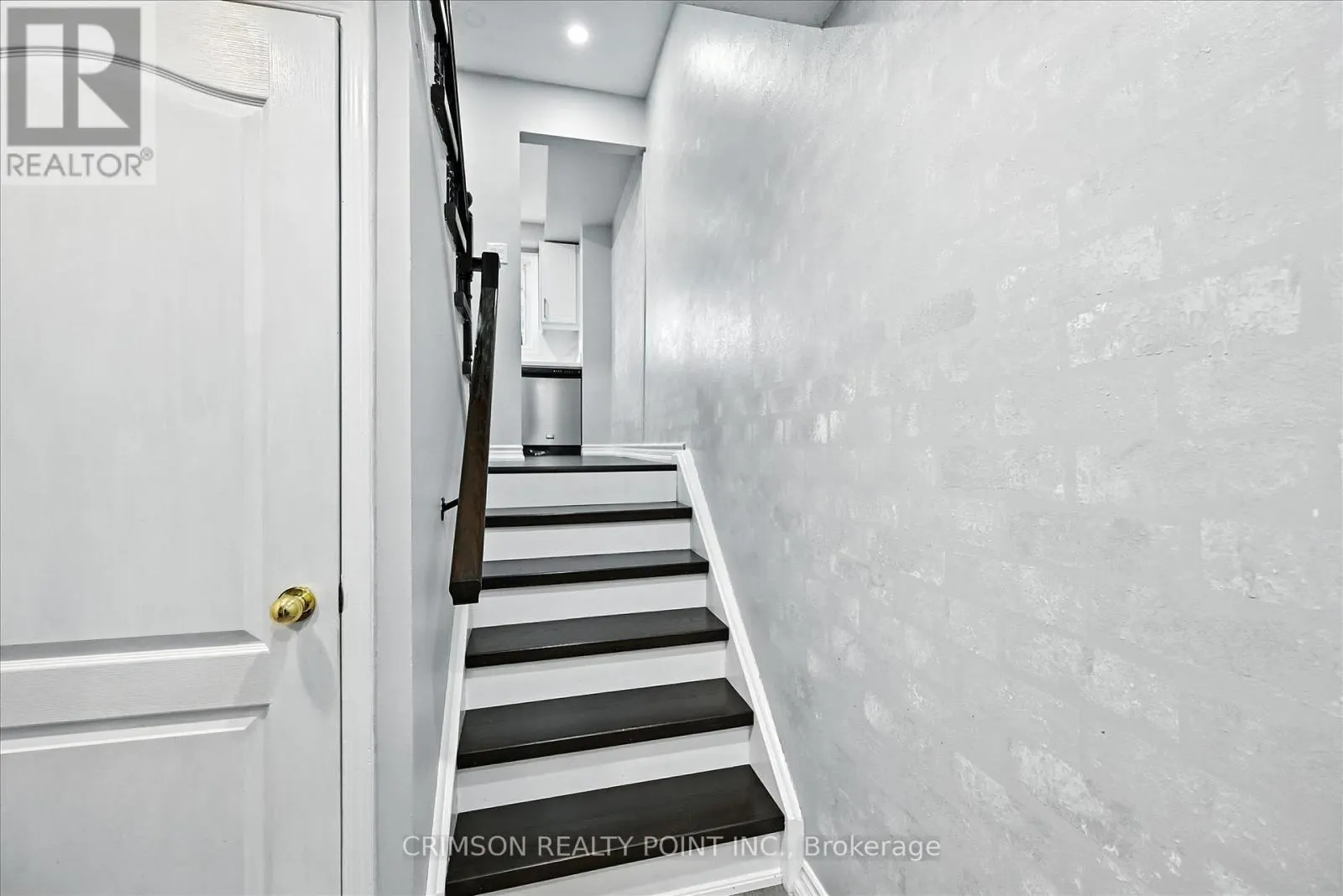 37 - 235 BRONTE STREET S