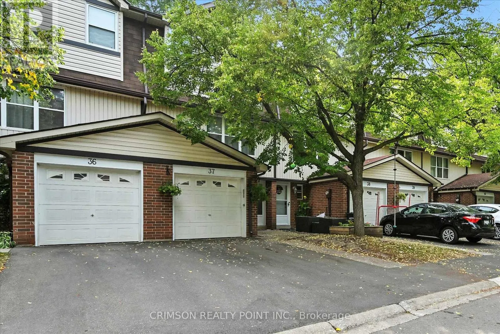 37 - 235 BRONTE STREET S