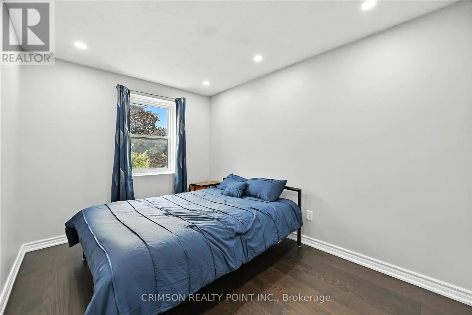 37 - 235 BRONTE STREET S