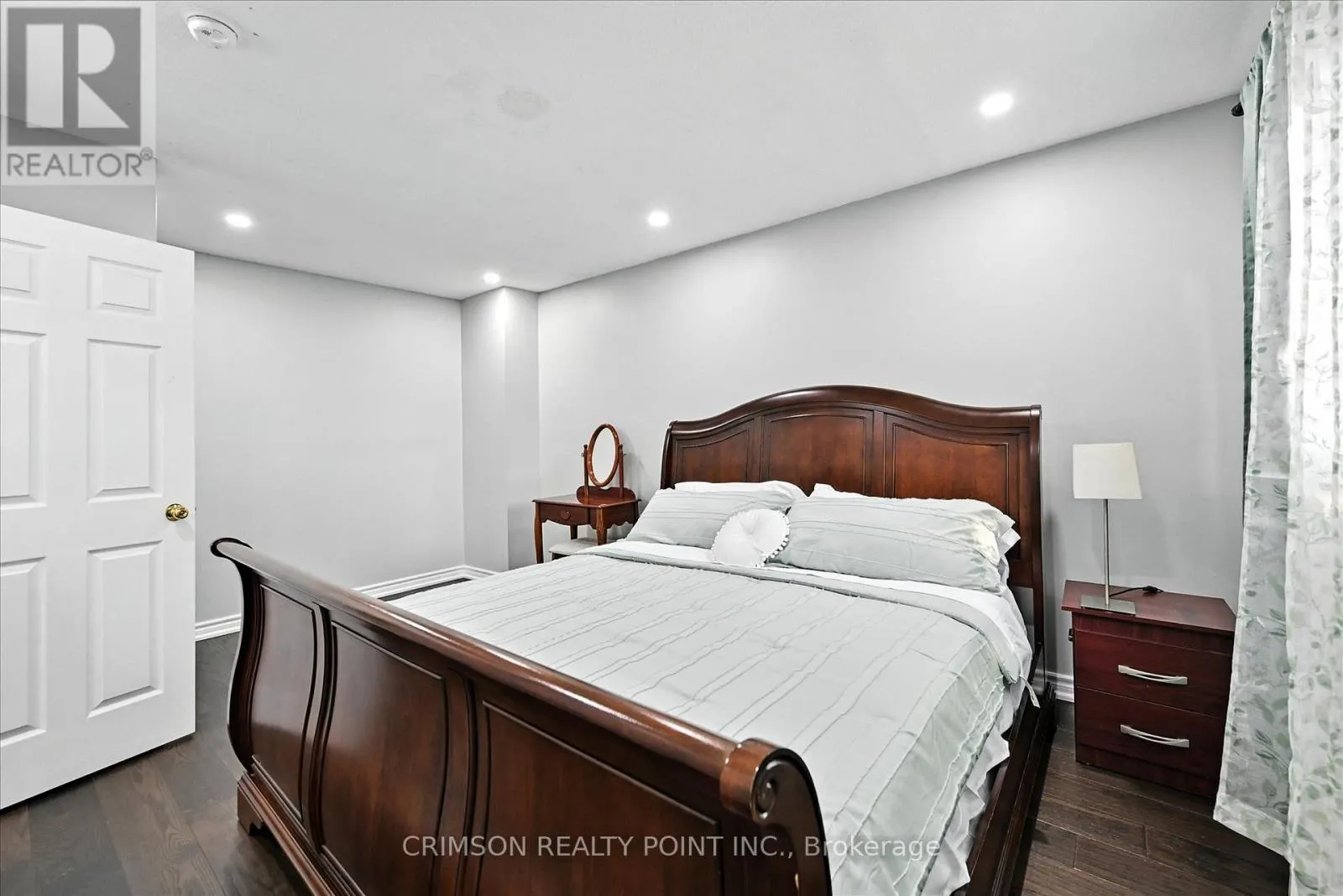37 - 235 BRONTE STREET S
