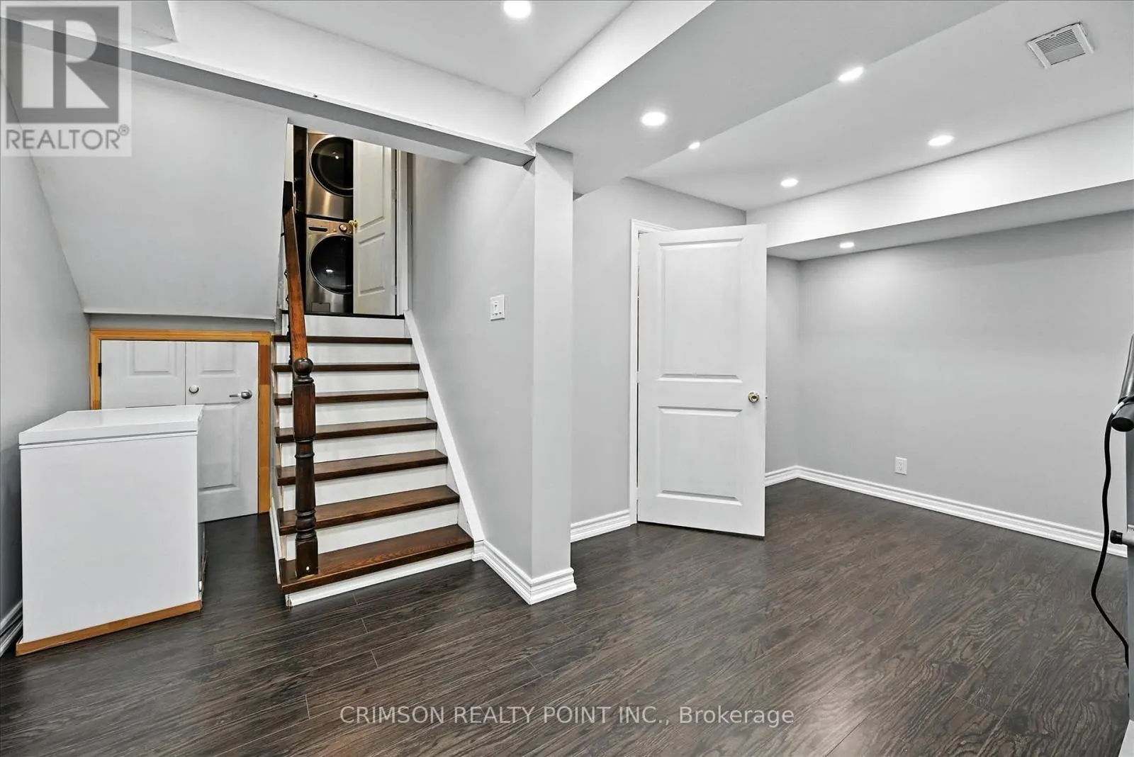 37 - 235 BRONTE STREET S
