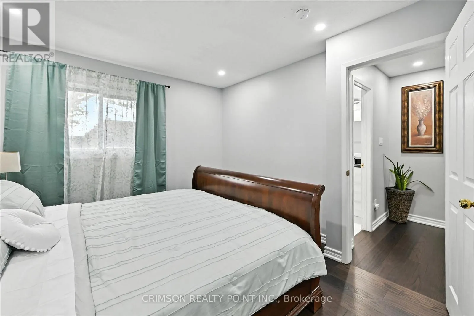 37 - 235 BRONTE STREET S