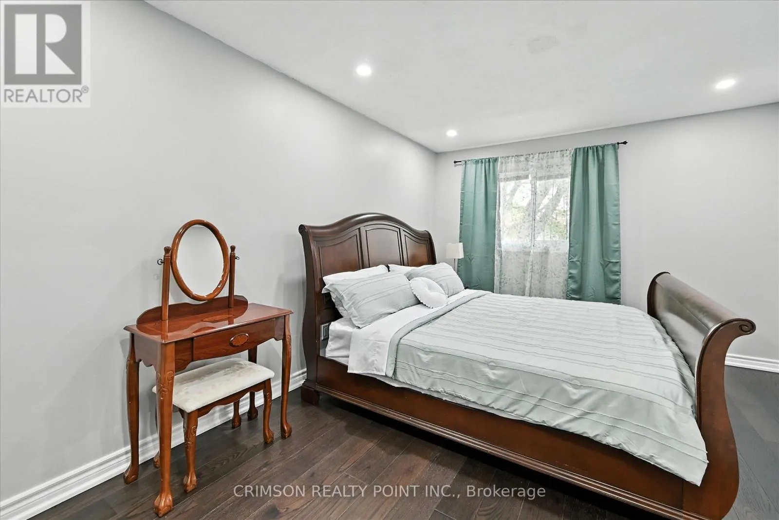 37 - 235 BRONTE STREET S