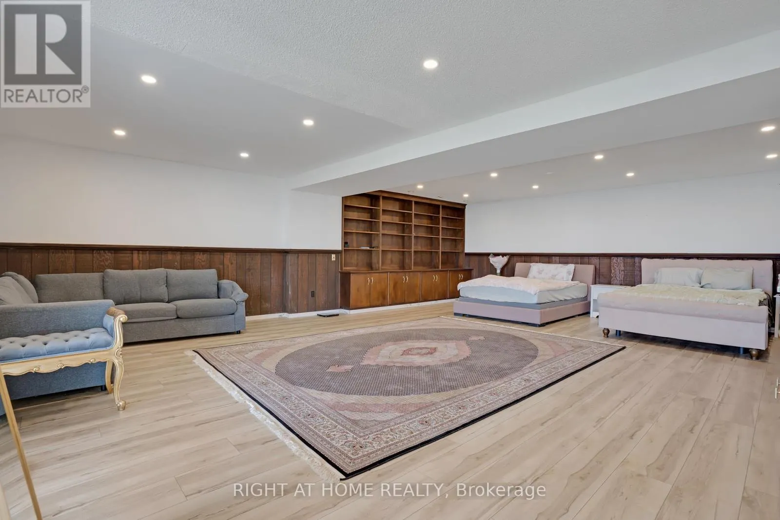 1360 LAKESHORE ROAD W