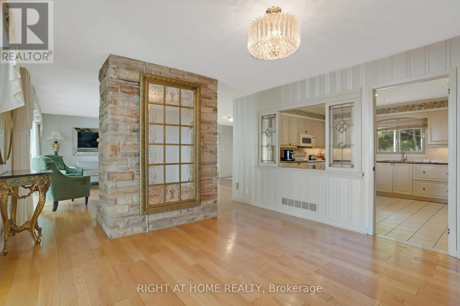 1360 LAKESHORE ROAD W