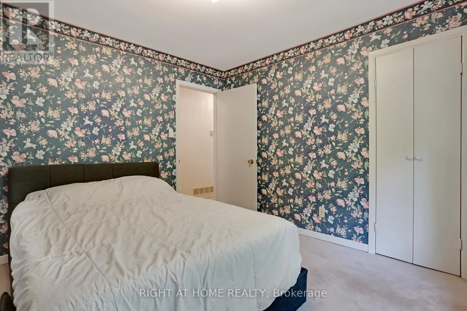 1360 LAKESHORE ROAD W