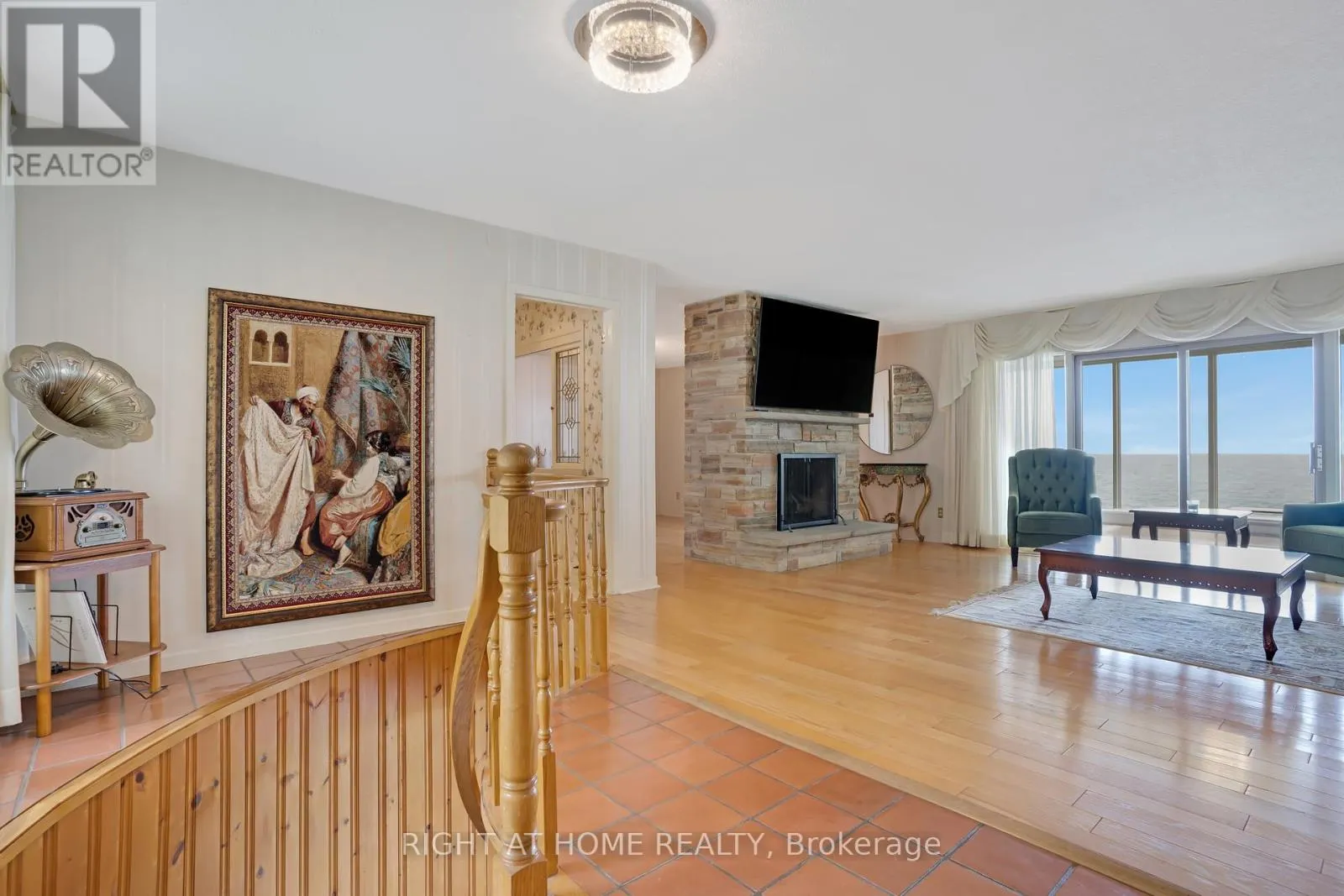 1360 LAKESHORE ROAD W