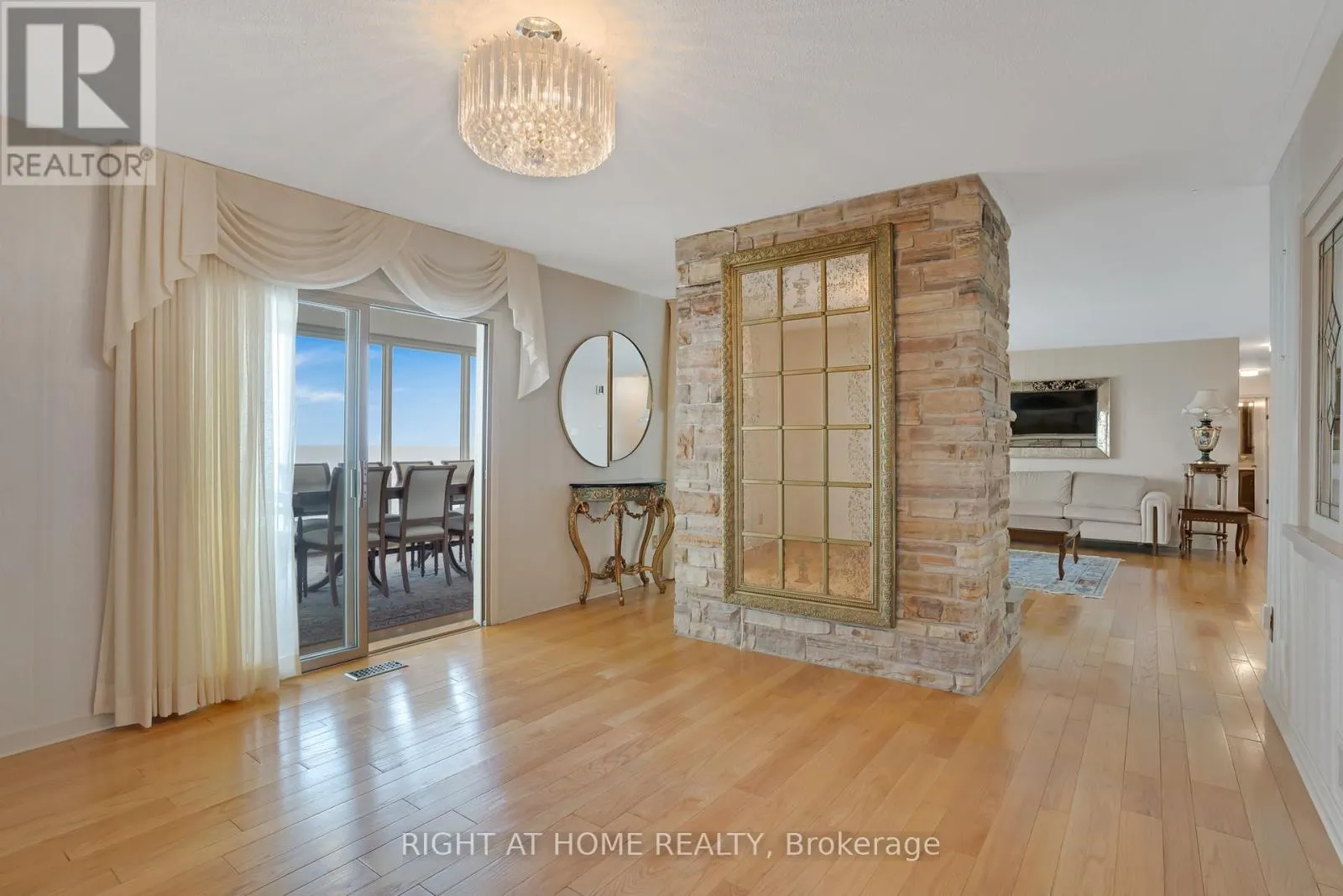 1360 LAKESHORE ROAD W