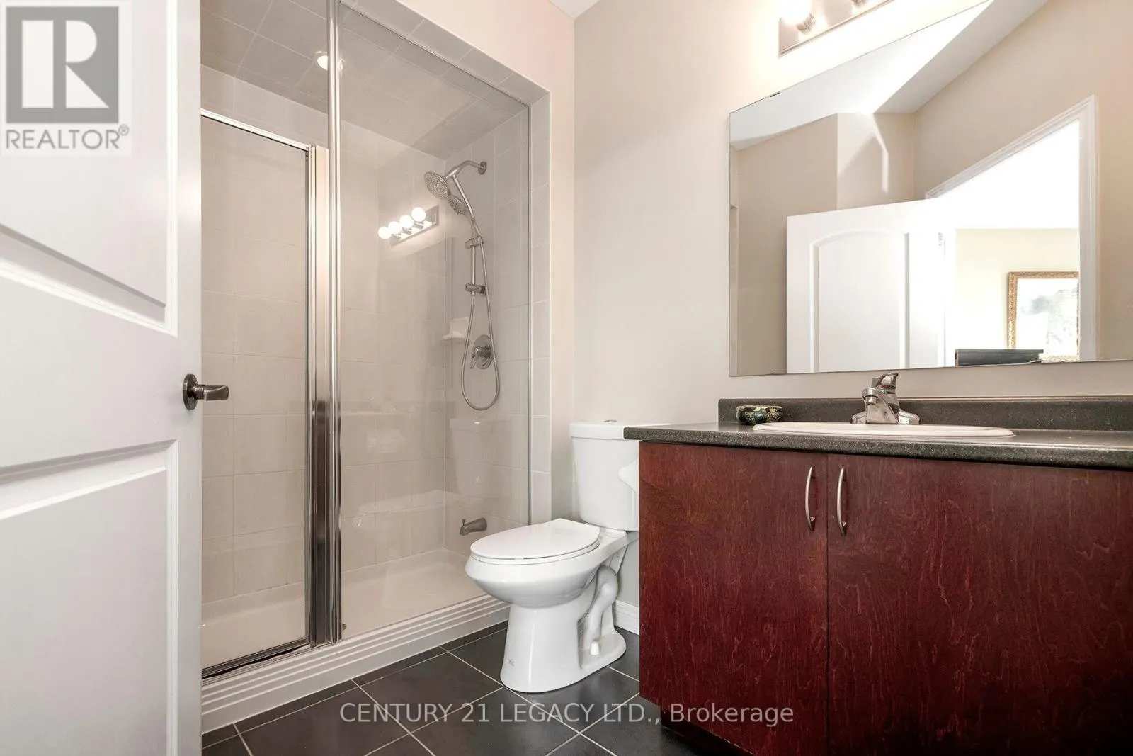 424 - 383 MAIN STREET E
