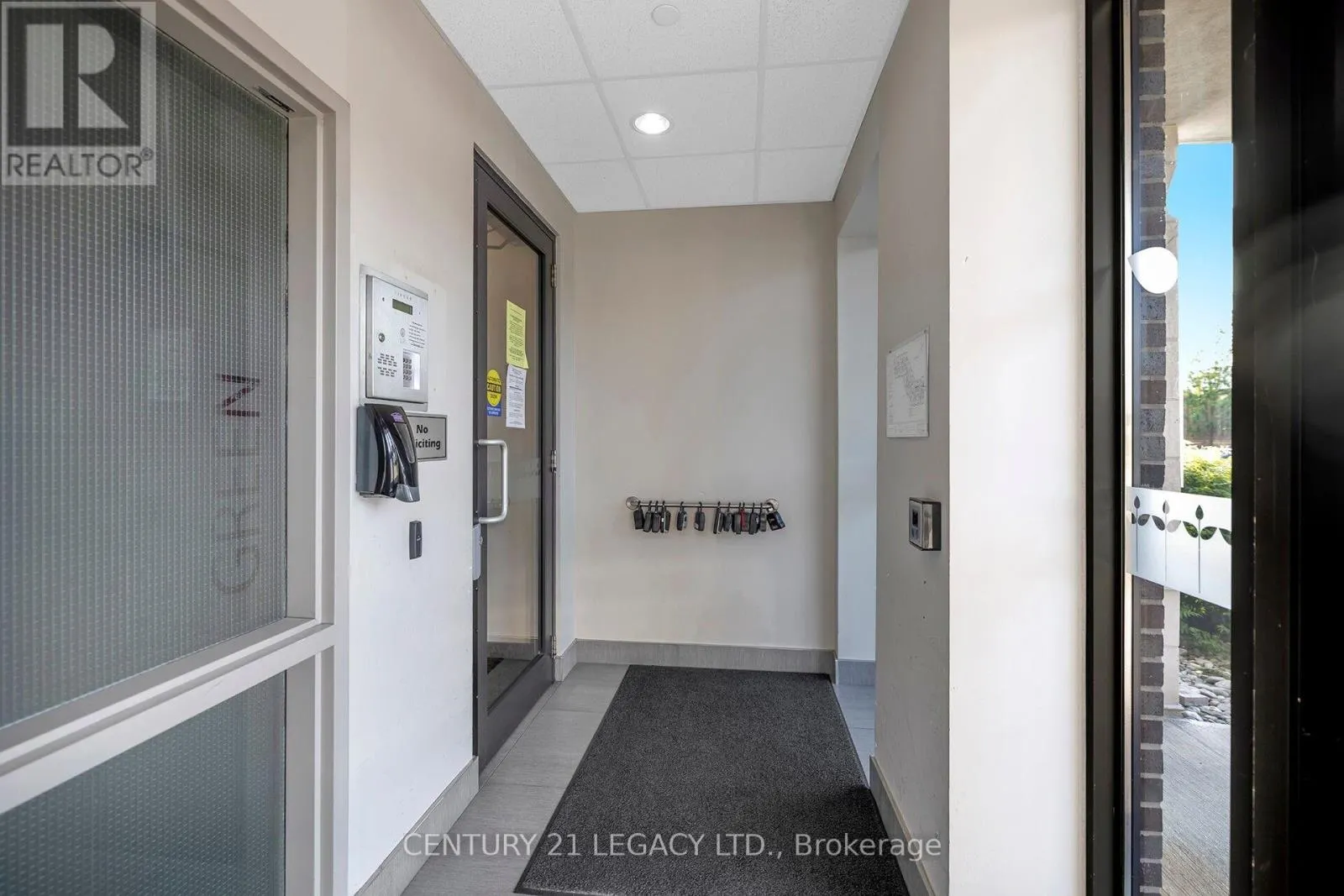 424 - 383 MAIN STREET E