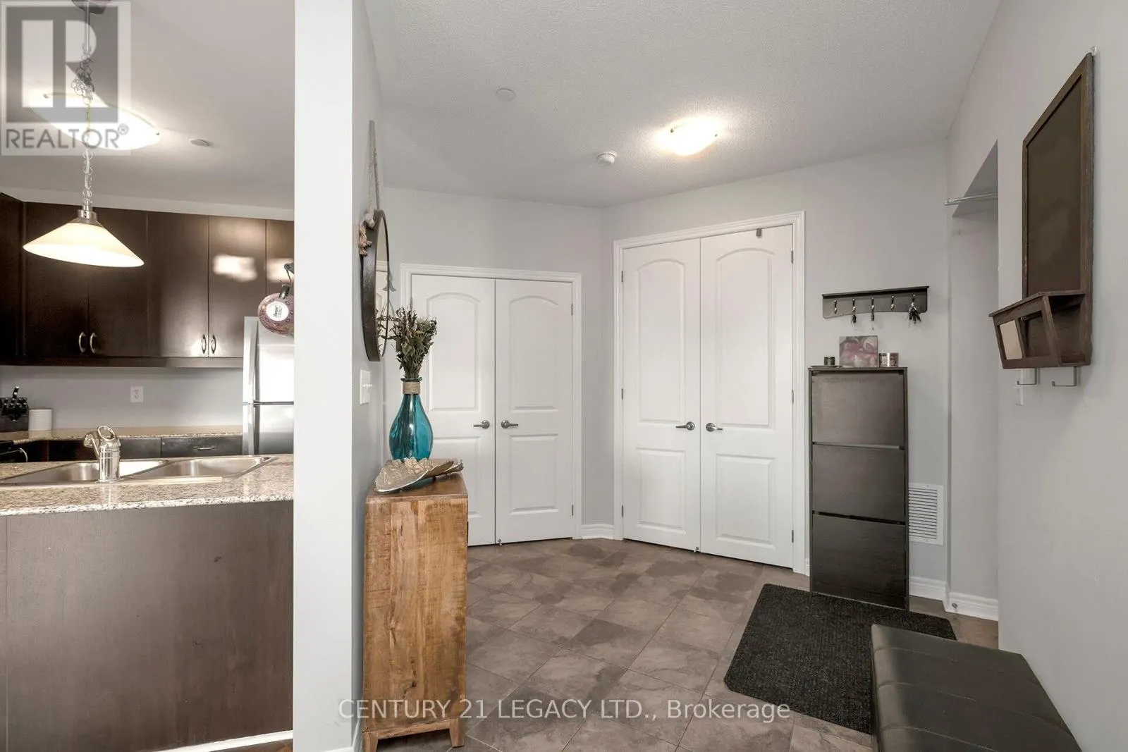 424 - 383 MAIN STREET E