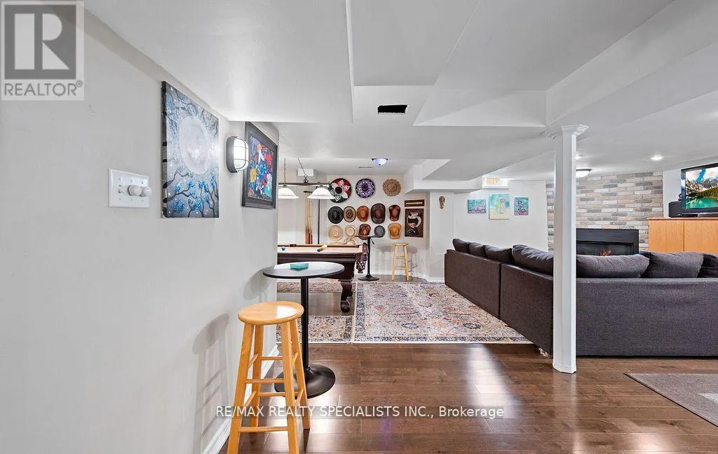 8 ROYAL VALLEY DRIVE